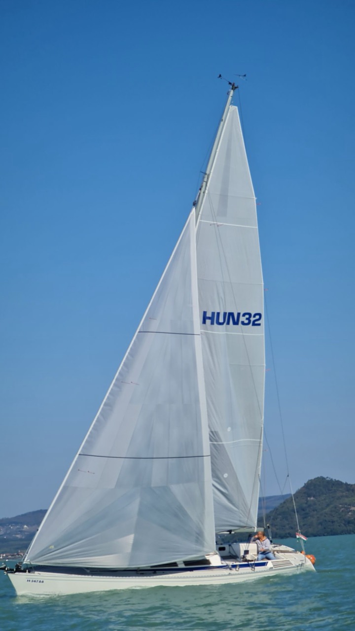 Jackpot sailing close-hauled on Lake Balaton