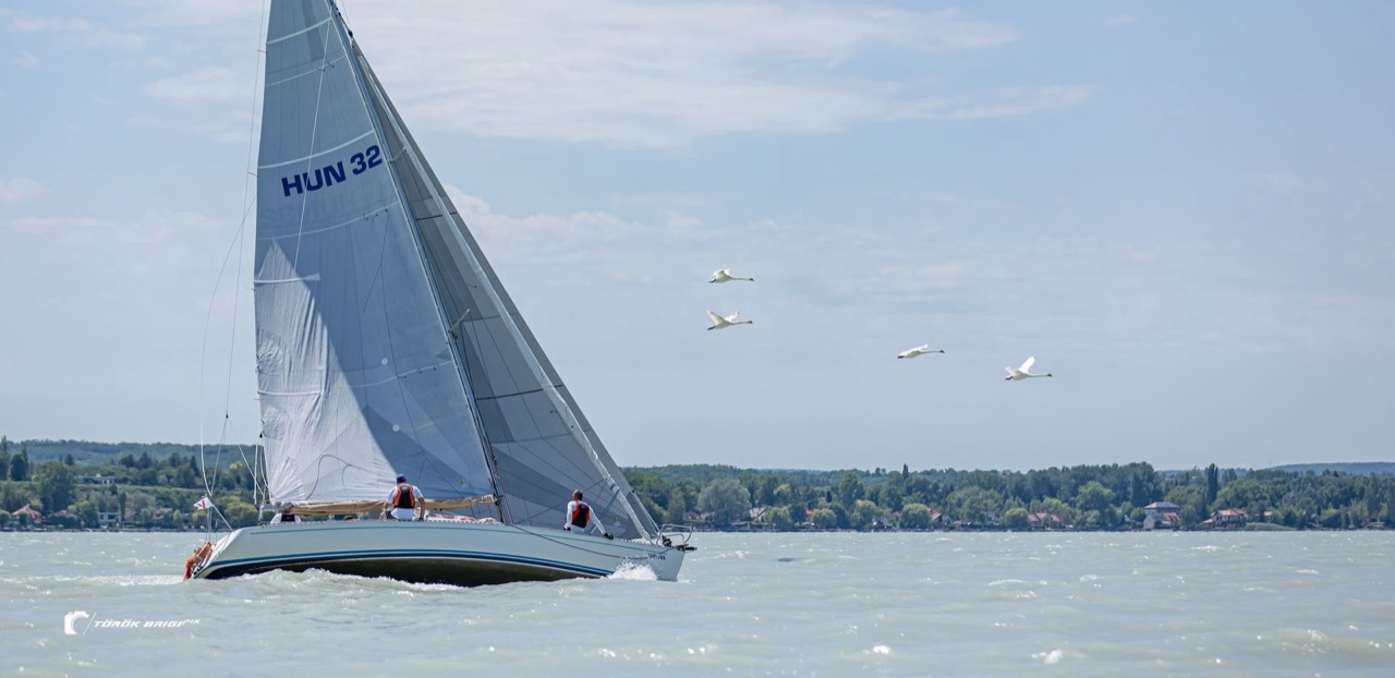 Jackpot under full sail on a bright day